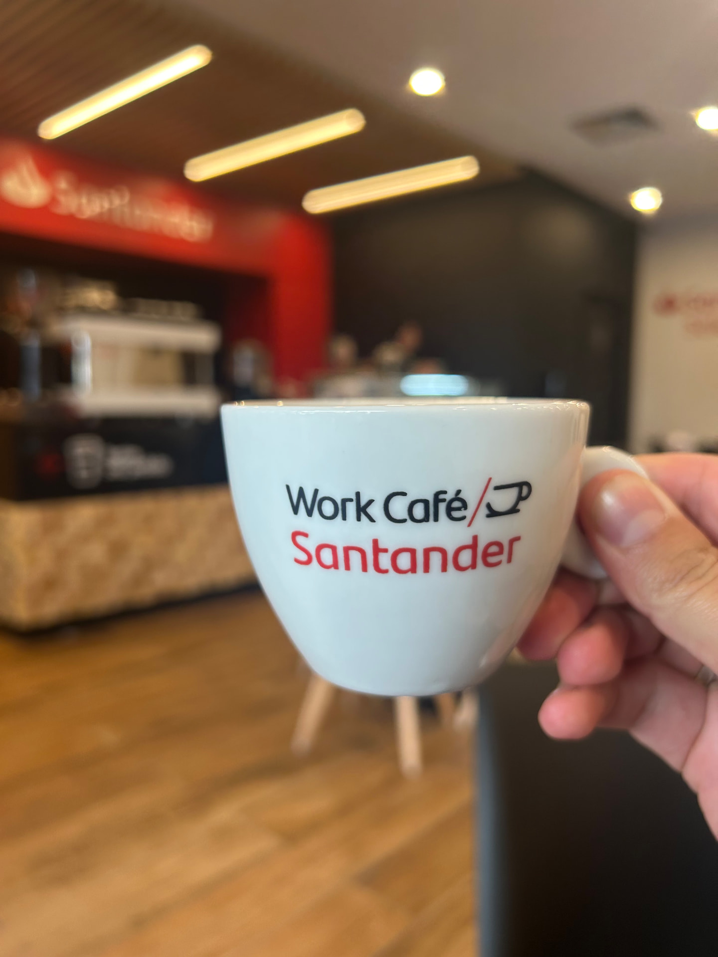 Xícara do Work Café Santander, marcando a etapa de especialista em investimentos